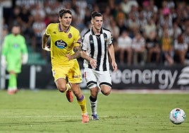 Juric, el jugador que más kilómetros recorrió en Castalia, persigue un rival.