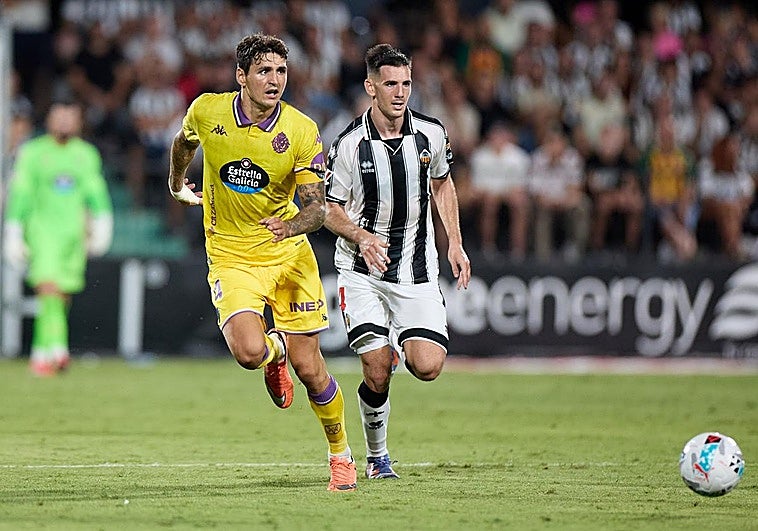 Juric, el jugador que más kilómetros recorrió en Castalia, persigue un rival.