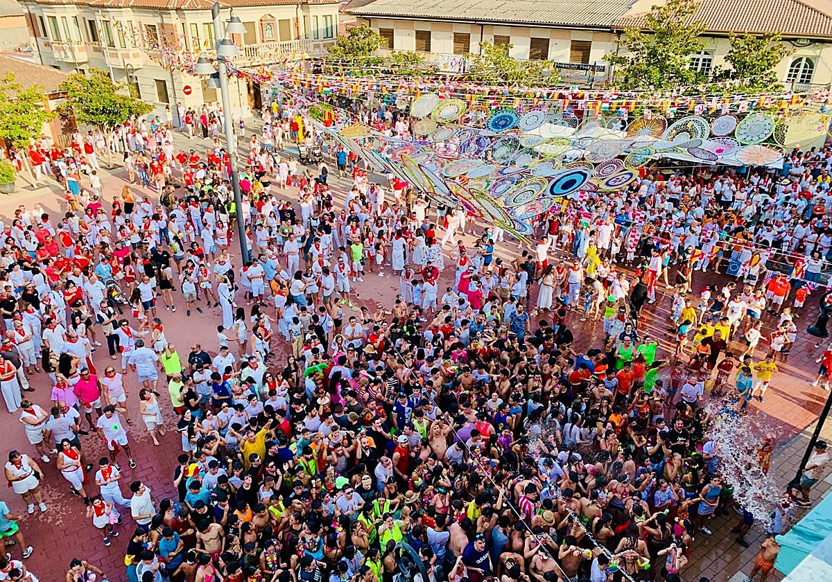 Vecinos y peñistas disfrutan durante los días de fiestas