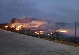 Incendio de alfalfa esparcida sobre un terreno en Villamartín de Campos.