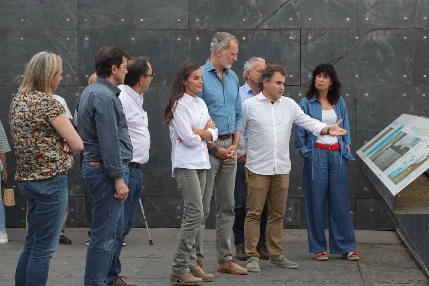 La visita de los Reyes a las zonas afectadas por los incendios en León, en imágenes