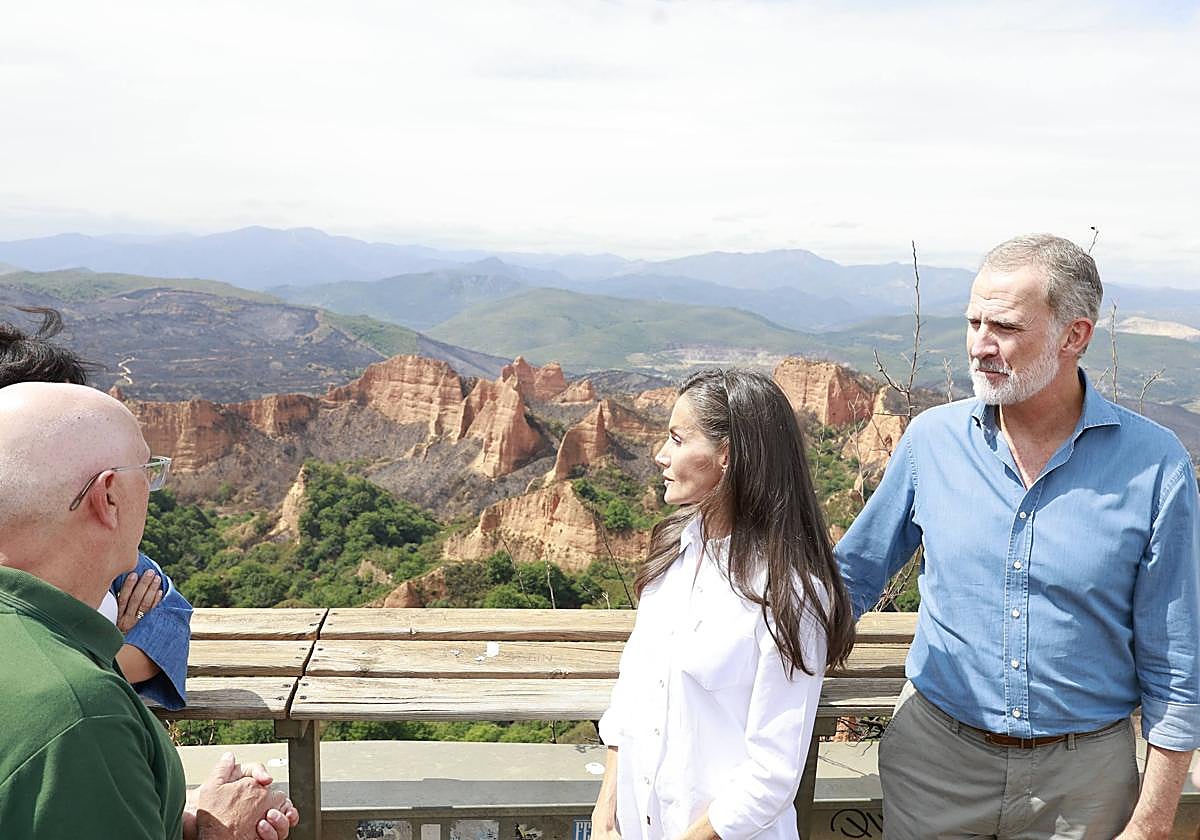 La visita de los Reyes a las zonas afectadas por los incendios en León, en imágenes