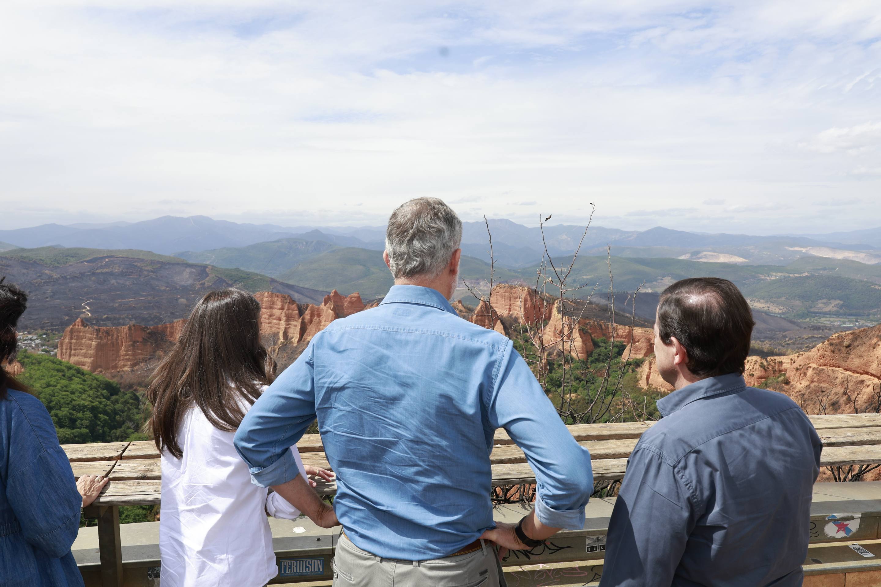 La visita de los Reyes a las zonas afectadas por los incendios en León, en imágenes