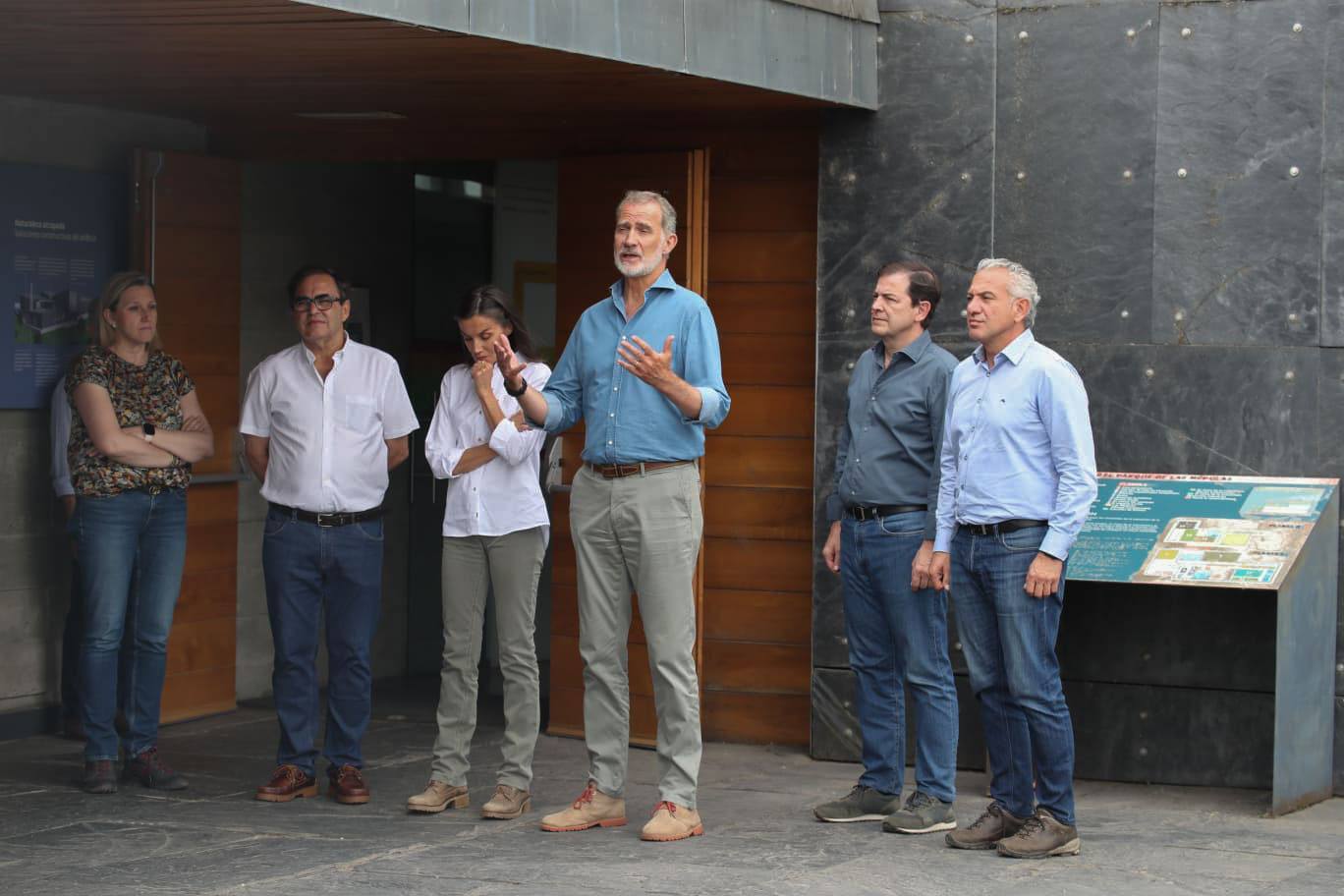 La visita de los Reyes a las zonas afectadas por los incendios en León, en imágenes