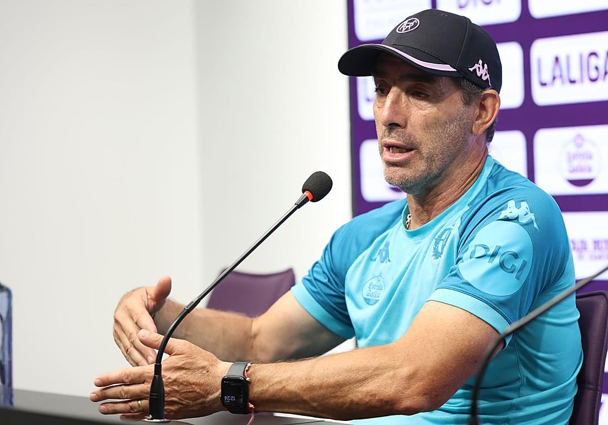 Guillermo Almada, entrenador del Real Valladolid, durente una rueda de prensa.