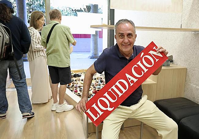 Gonzalo Villalonga en su zapatería de la calle Ferrari.