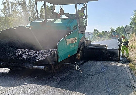 Operarios en la obra de la carretera.