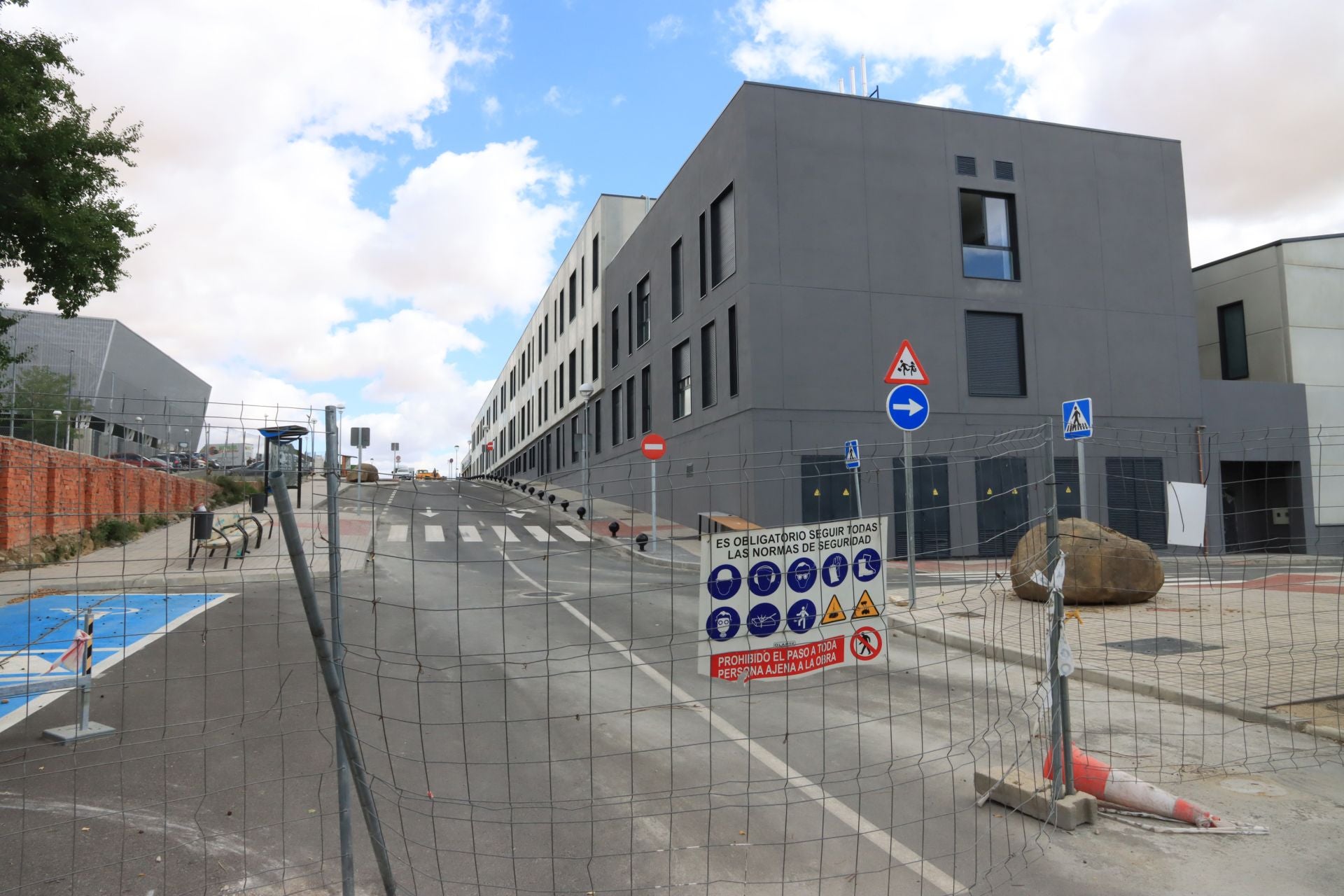 Calle de acceso al nuevo colegio de las Concepcionistas en La Lastrilla.