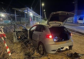 El vehículo, empotrado contra el muro del apeadero de la Universidad tras la huida.