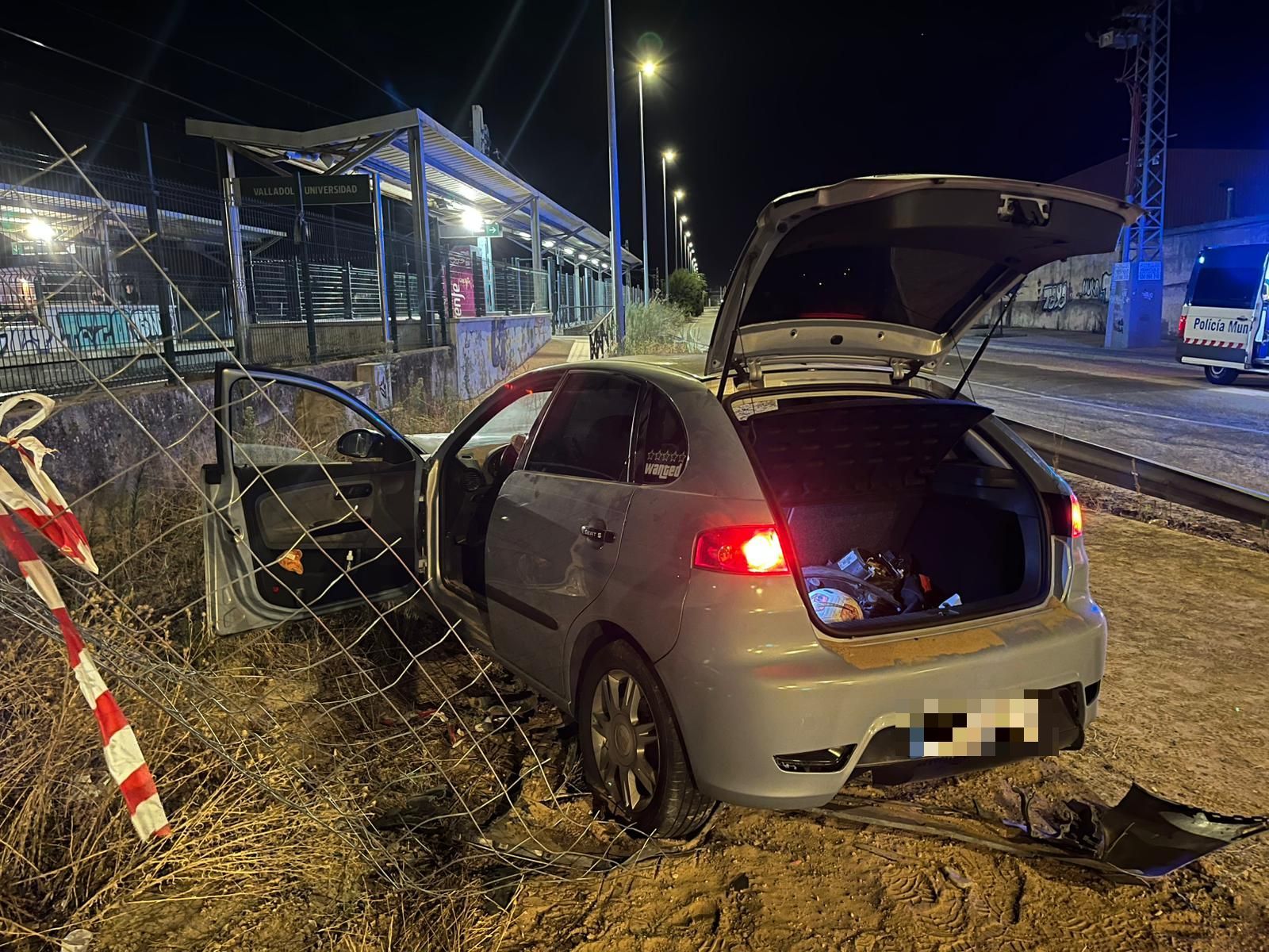 El vehículo, empotrado contra el muro del apeadero de la Universidad tras la huida.