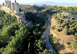 Carretera de la Cuesta de los Hoyos, entre el valle del Clamores y el Pinarillo.