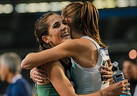 Marta García, felicitada tras pulverizar el récord nacional de 5.000 en la Diamond League de Bruselas.
