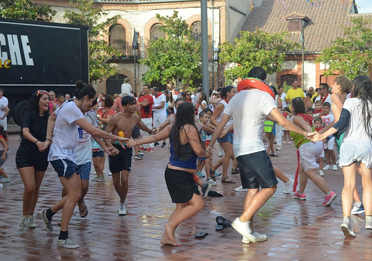 Un grupo de jóvenes baila durante el tradicional Agua Va en el chupinazo.