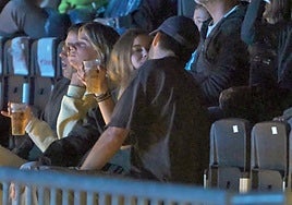 Gerard Piqué y Clara Chía, besándose, en el concierto de 'Figa Flawas'.