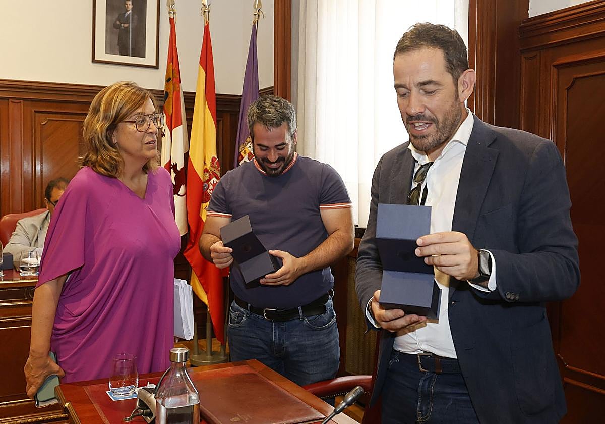 Los socialistas Miguel Ángel Blanco y Jorge Ibáñez, junto a Ángeles Armisén, reciben un detalle al finalizar el pleno de la Diputación.