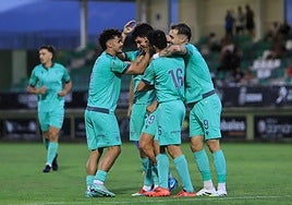 Los jugadores de la Gimnástica Segoviana celebran uno de los tantos conseguidos ayer en La Albuera.