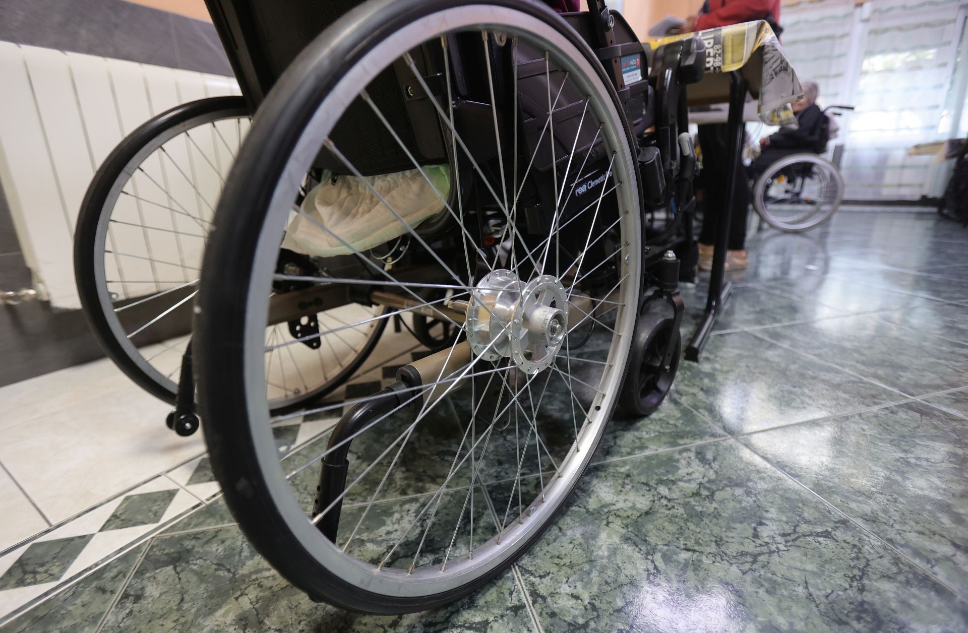 Silla de ruedas en una residencia de mayores de Castilla y León.