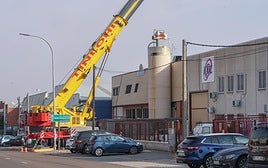 Una grúa de grandes dimensiones, frente al edificio de helados KTC.