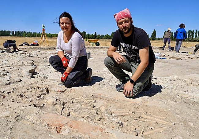 Sonia Díaz Navarro, investigadora postdoctoral de la Universidad de Burgos, y Santiago Sánchez de la Parra, investigador postdoctoral de la Universidad de Santiago de Compostela, directores de la campaña de excavación.