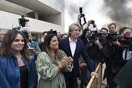 Carlos Martínez, secretario del PSOE de Castilla y León, con las procuradoras Patricia Gómez Urbán y Nuria Rubio, antes del pleno.