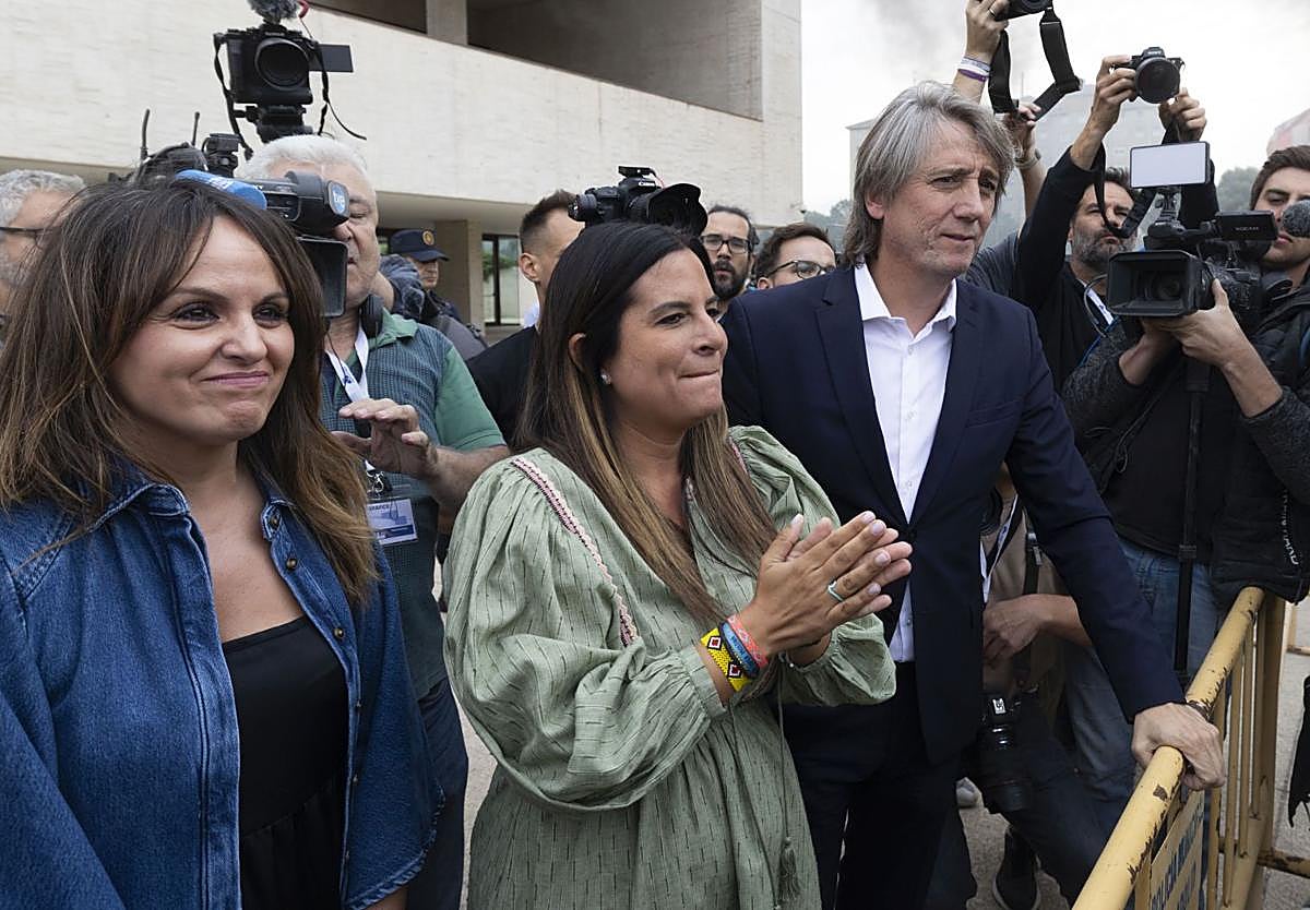 Carlos Martínez, secretario del PSOE de Castilla y León, con las procuradoras Patricia Gómez Urbán y Nuria Rubio, antes del pleno.