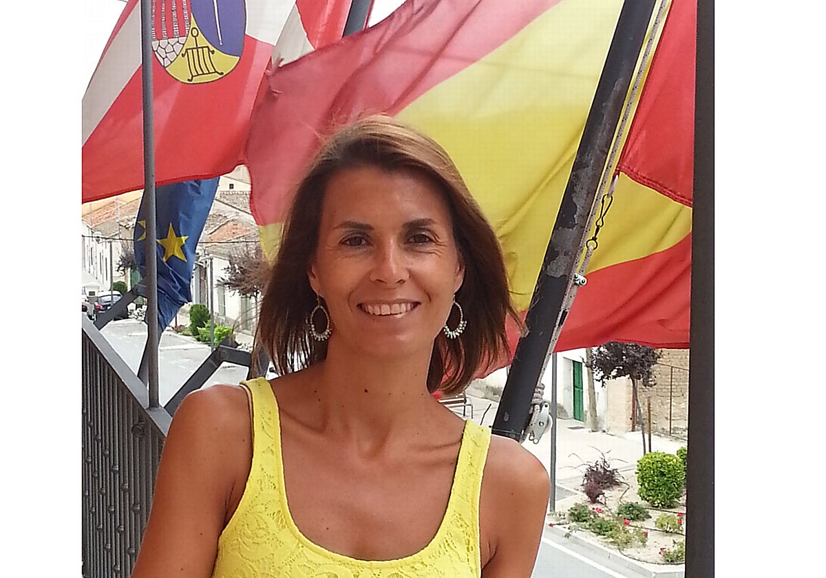Magdalena Rodríguez en el balcón del Ayuntamiento de Abades.