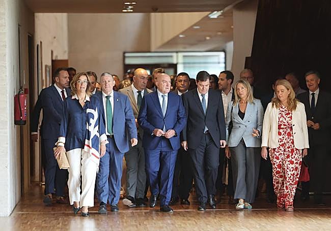 Diputados, senadores, alcaldes, presidentes de diputación y otros cargos públicos del PP acompañan a Mañueco hasta el hemiciclo.