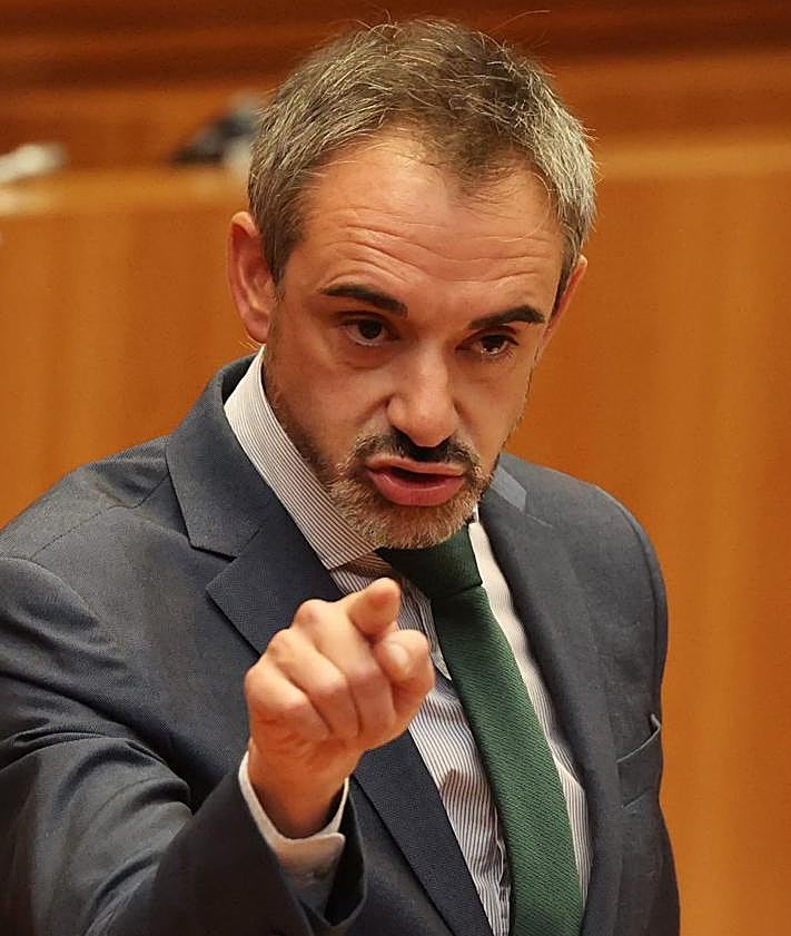 Imagen secundaria 2 - Pablo Fernández y Francisco Igea en sus escaño, En otra imagen, Silvia Clemente entre sus excompañeros del PP Ángeles Armisén y Jesús Julio Carnero. Cierra la terna de fotos David Hierro, portavoz de Vox, apuntando a Mañueco.