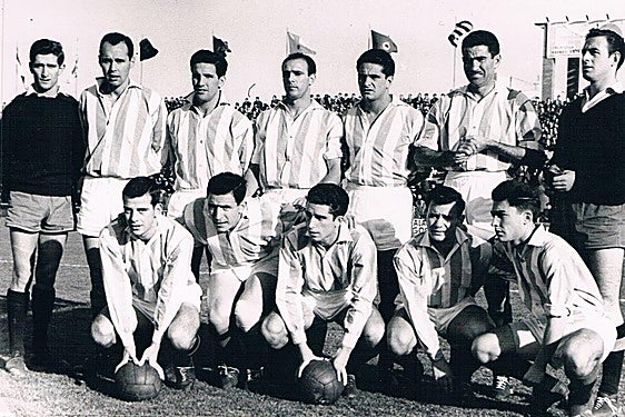 Equipo del Real Valladolid antes de uno de los pocos partidos que jugó Simonet en la temporada 1958-59. De pie: Calvo, Arana, Gallet, Simonet, García, Paco Lesmes y Arbe. Agachados: Pereda, Pontoni, Morollón, Mirlo y Beascoechea.