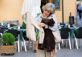 Una mujer desciende por la Calle Real bien abrigada