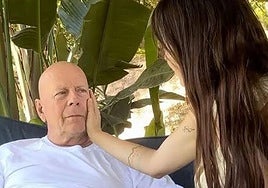 Bruce Willis recibe una caricia de su mujer.