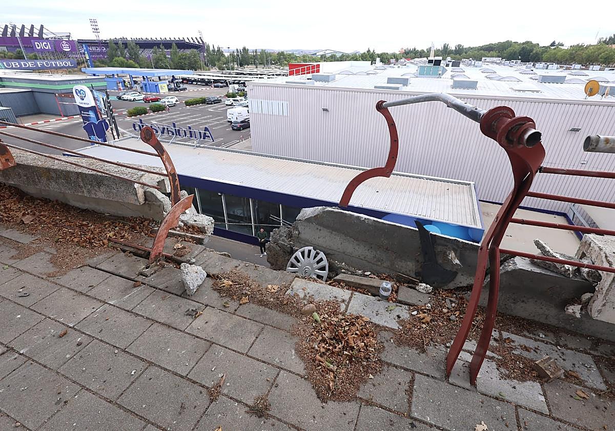 Estado en el que quedó el vallado por el que volcó el vehículo.