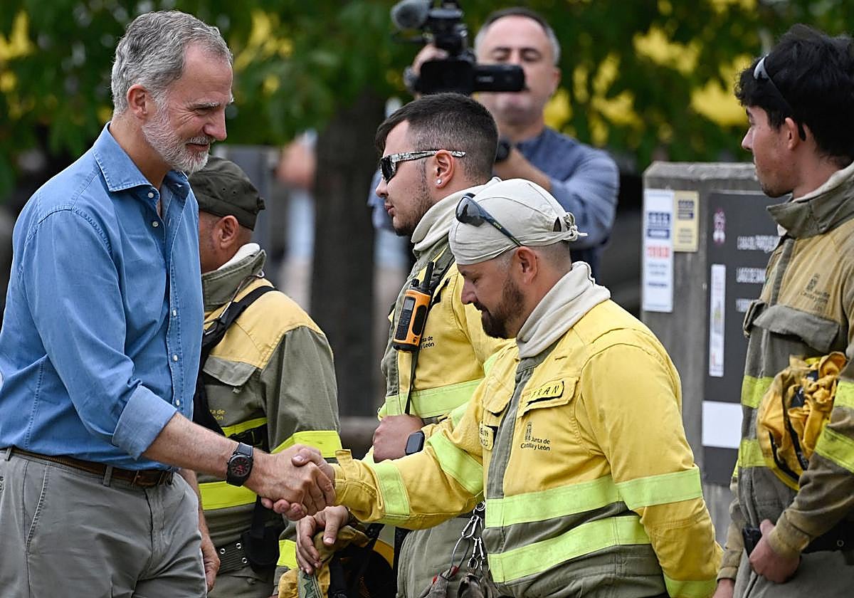 Felipe VI estrecha la mano del agente forestal antes de que llegue Mañueco.