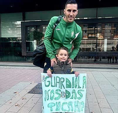 Sergi Guardiola, a su llegada a Valladolid con un aficionado.