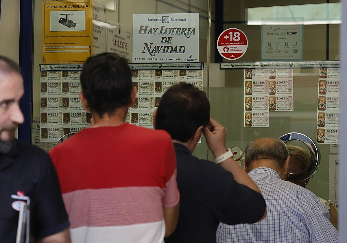 Clientes en la administración número 4 de Palencia.