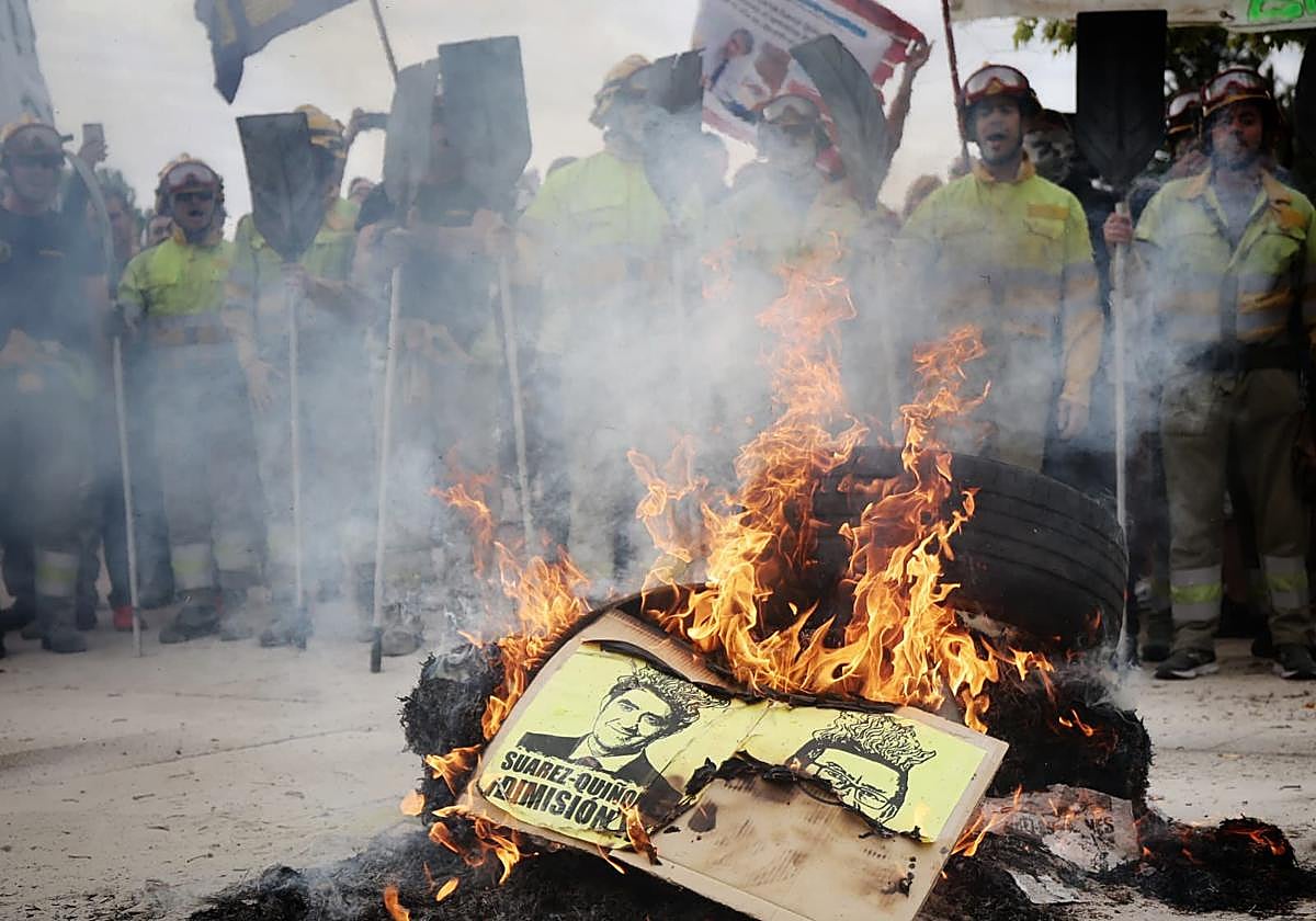 Las imágenes de la concentración en las Cortes en protesta por la gestión de los incendios forestales