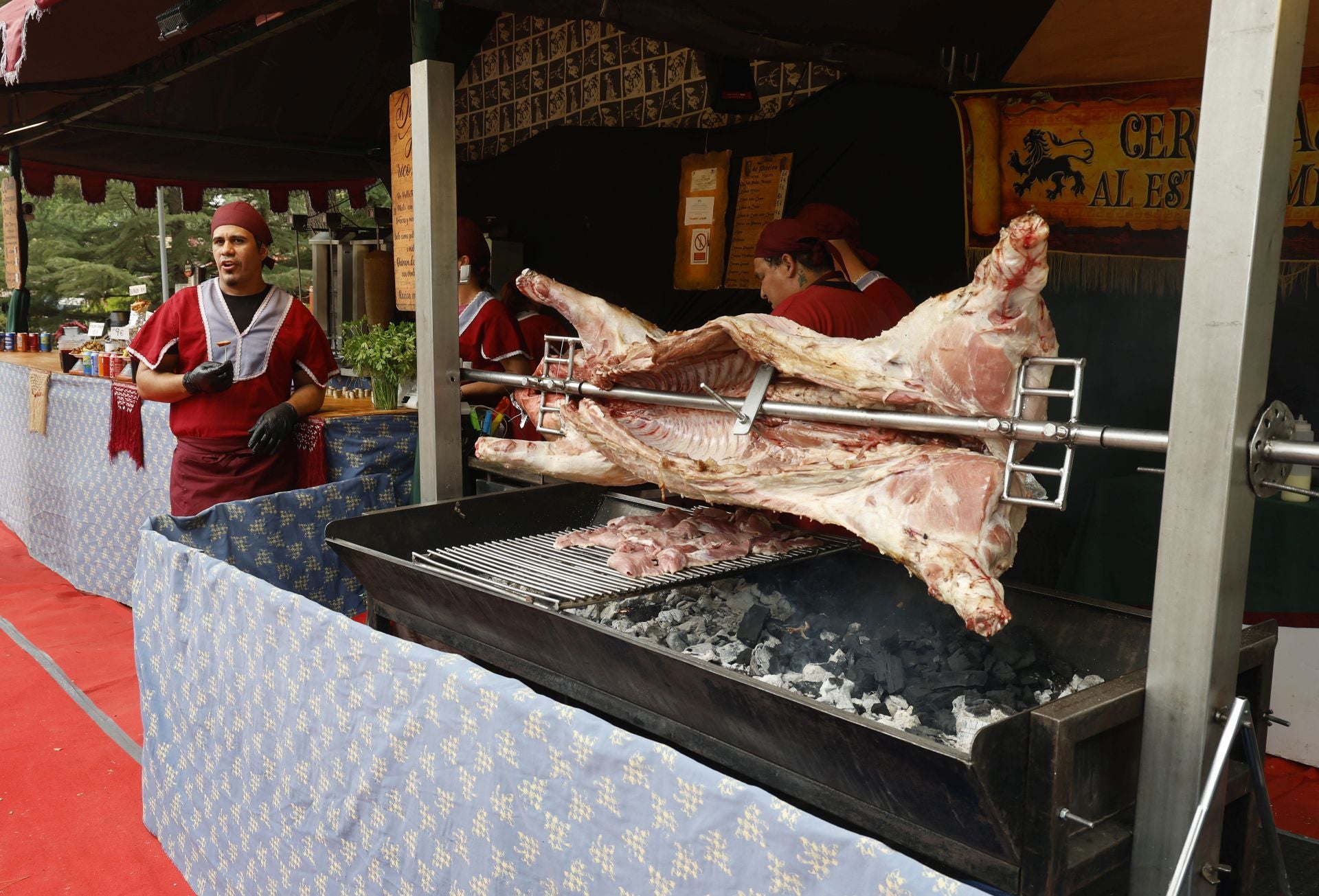 Desfile de malabaristas y artesanos medievales