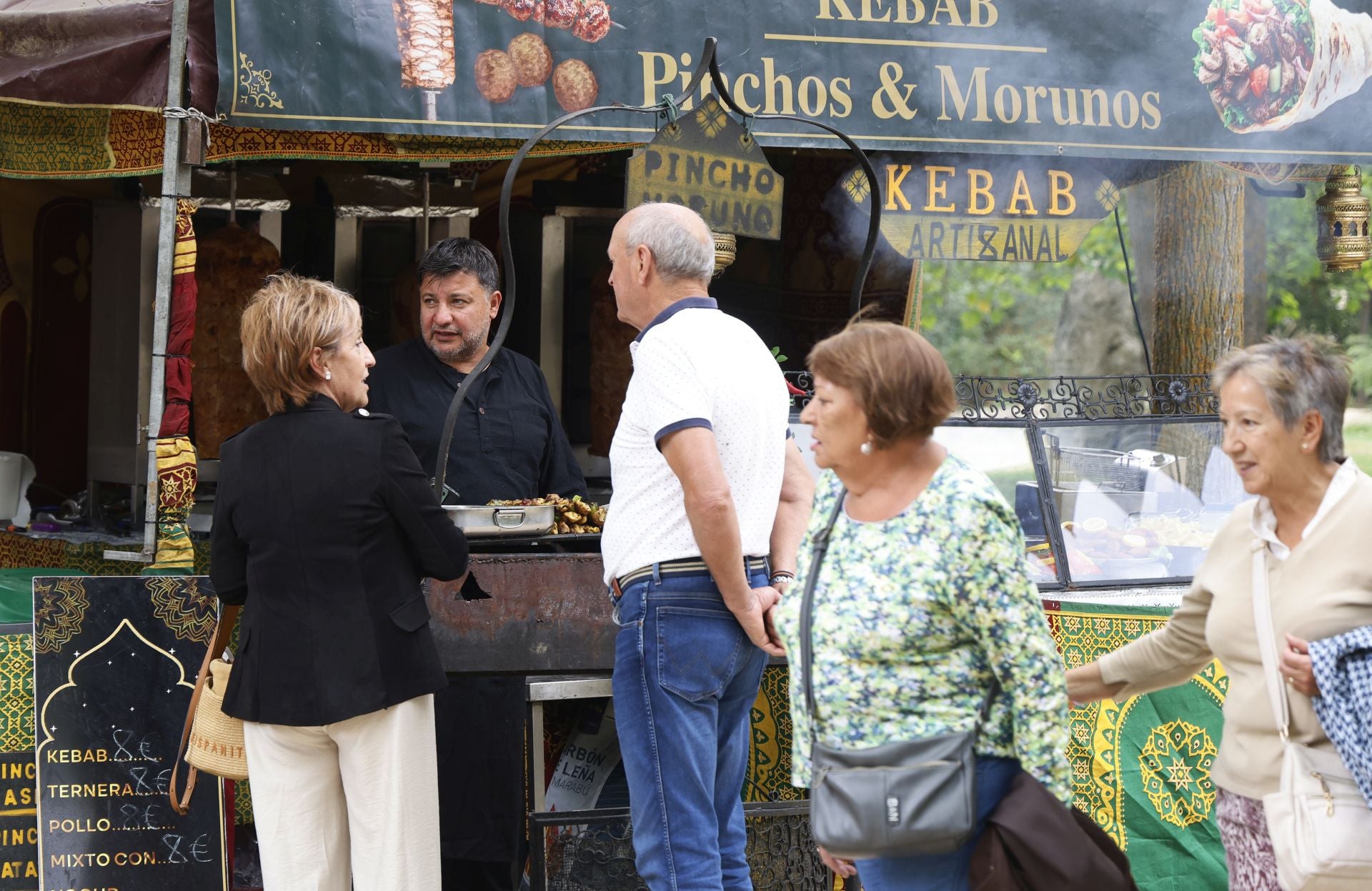 Desfile de malabaristas y artesanos medievales
