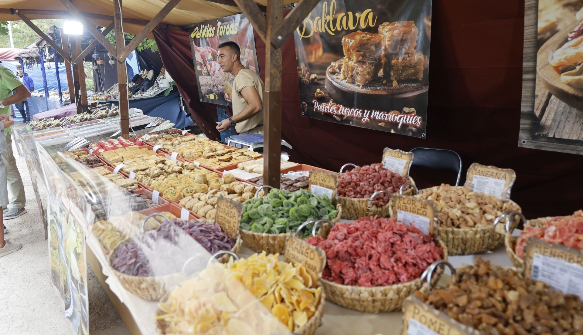 Desfile de malabaristas y artesanos medievales