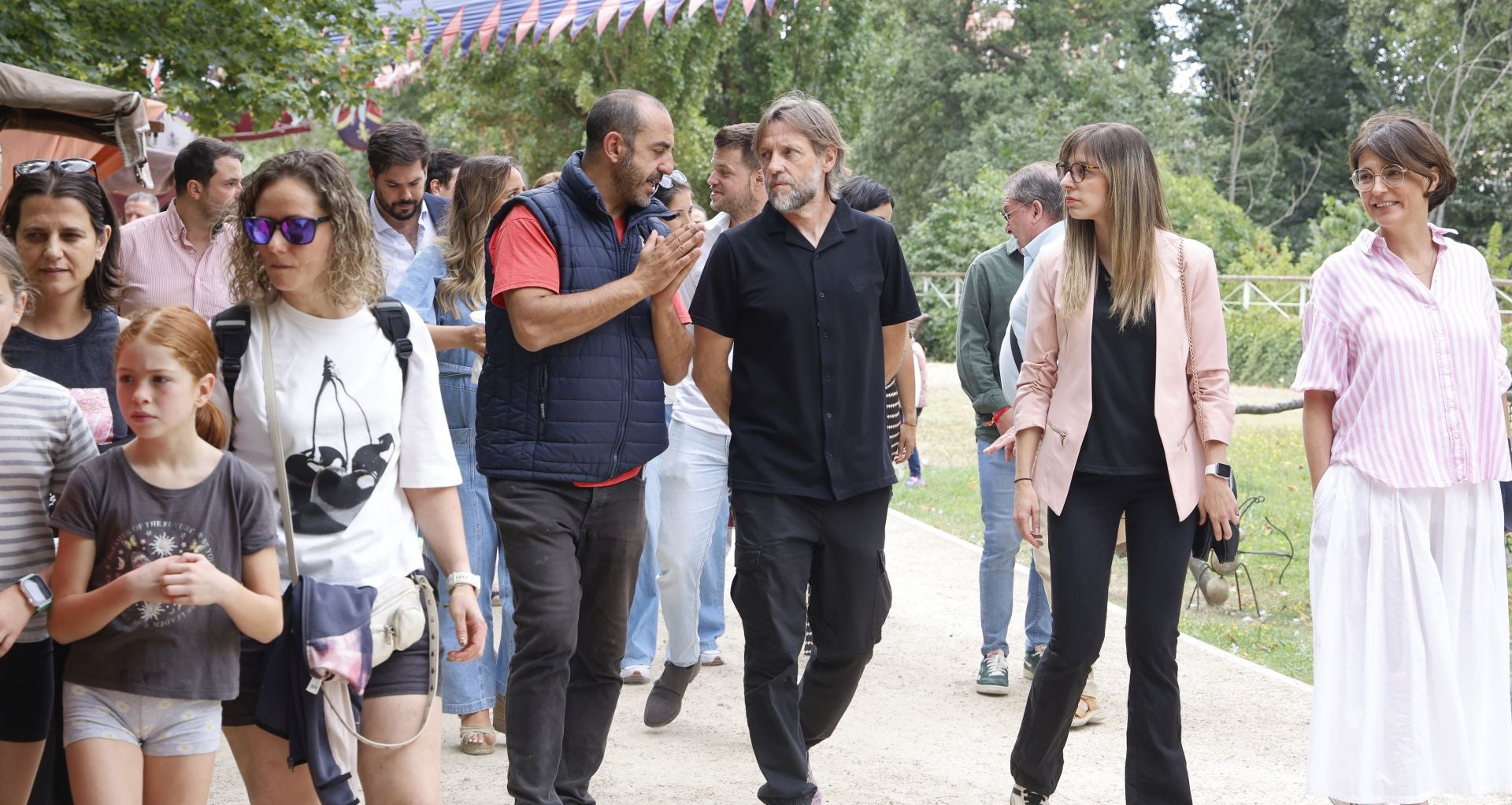 Desfile de malabaristas y artesanos medievales