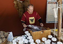 Desfile de malabaristas y artesanos medievales