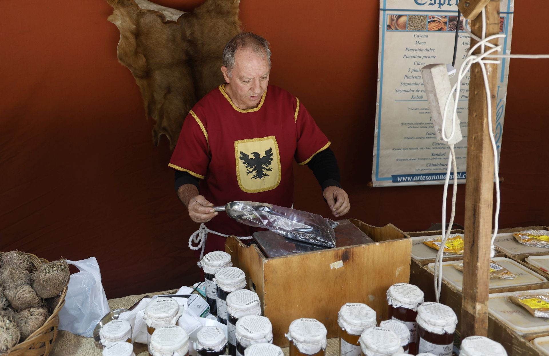 Desfile de malabaristas y artesanos medievales