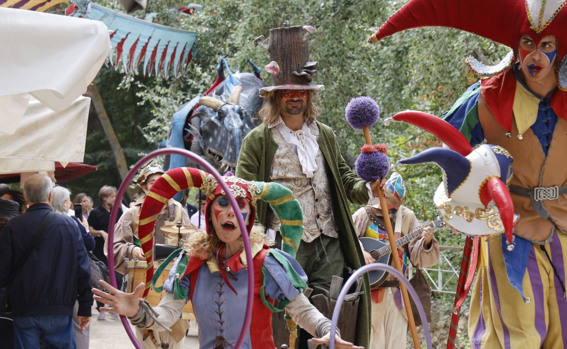 Desfile de malabaristas y artesanos medievales