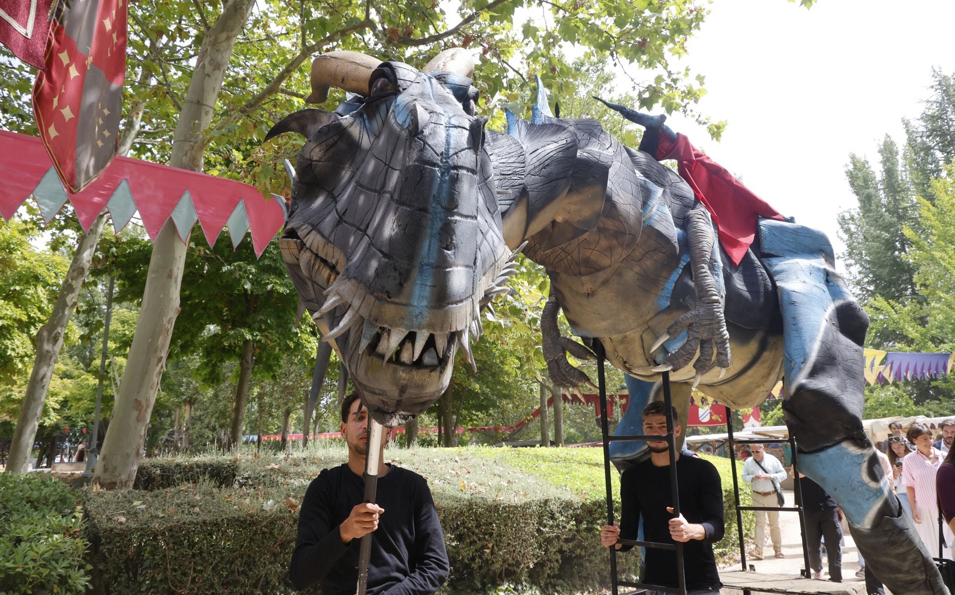 Desfile de malabaristas y artesanos medievales