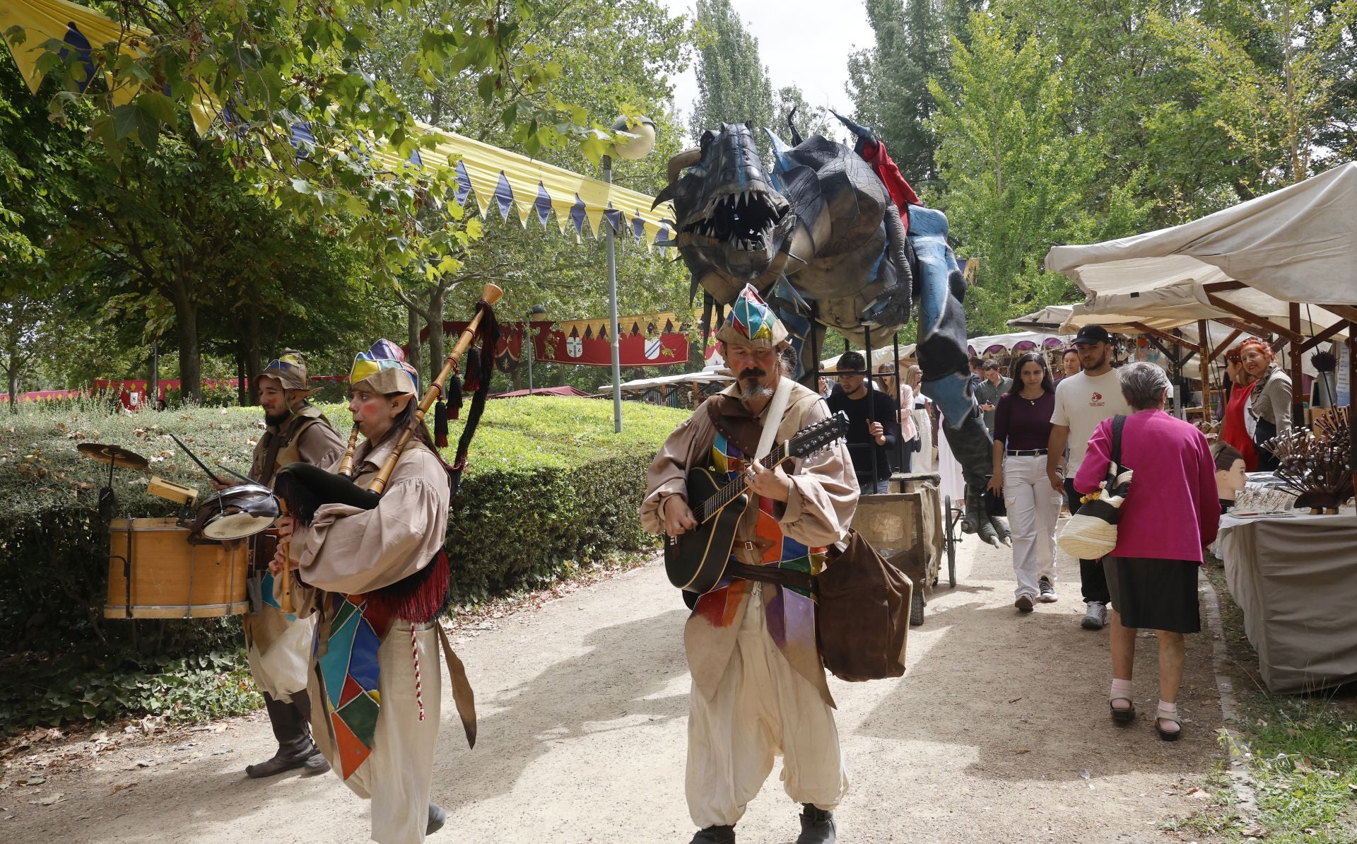 Desfile de malabaristas y artesanos medievales