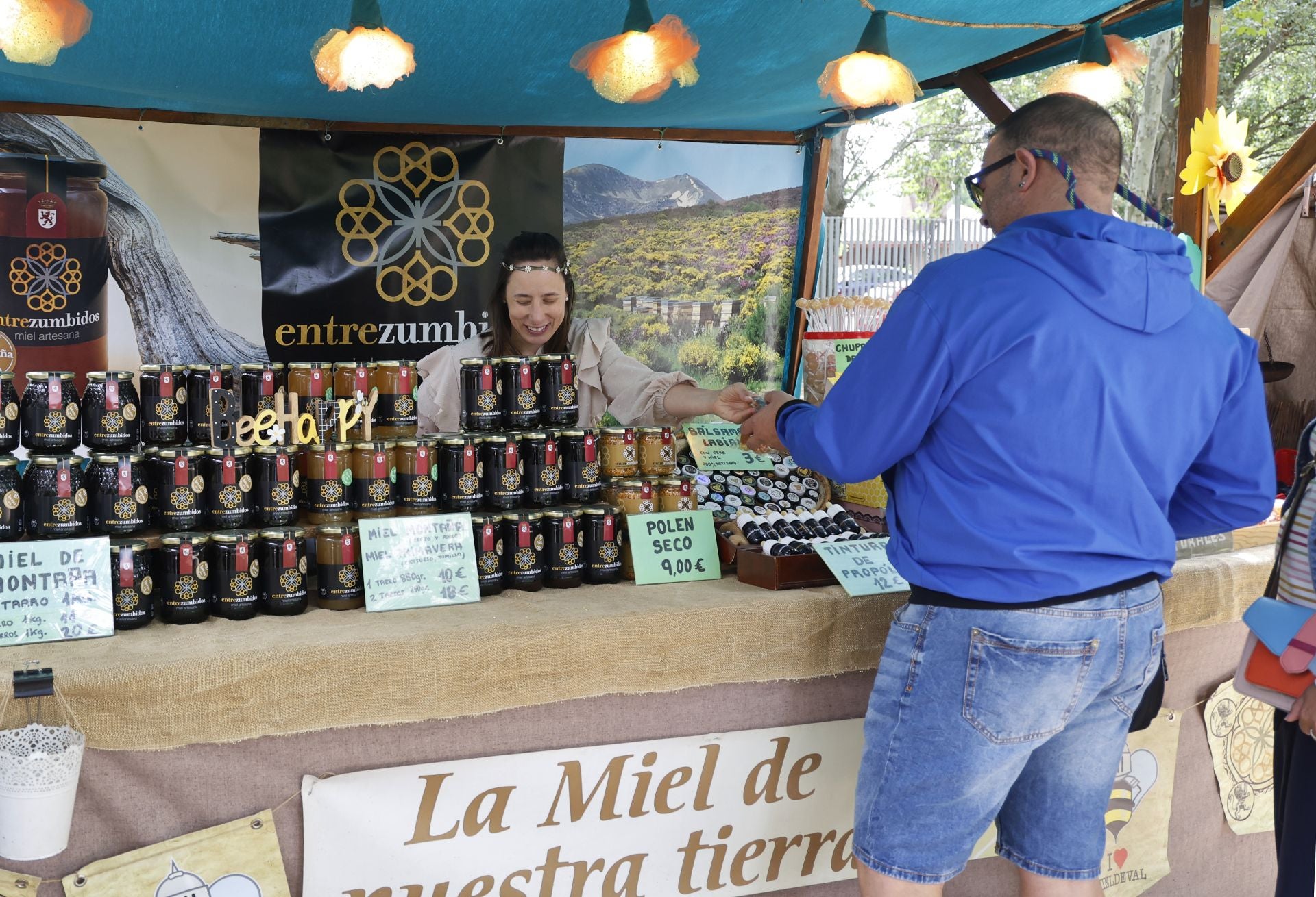 Desfile de malabaristas y artesanos medievales