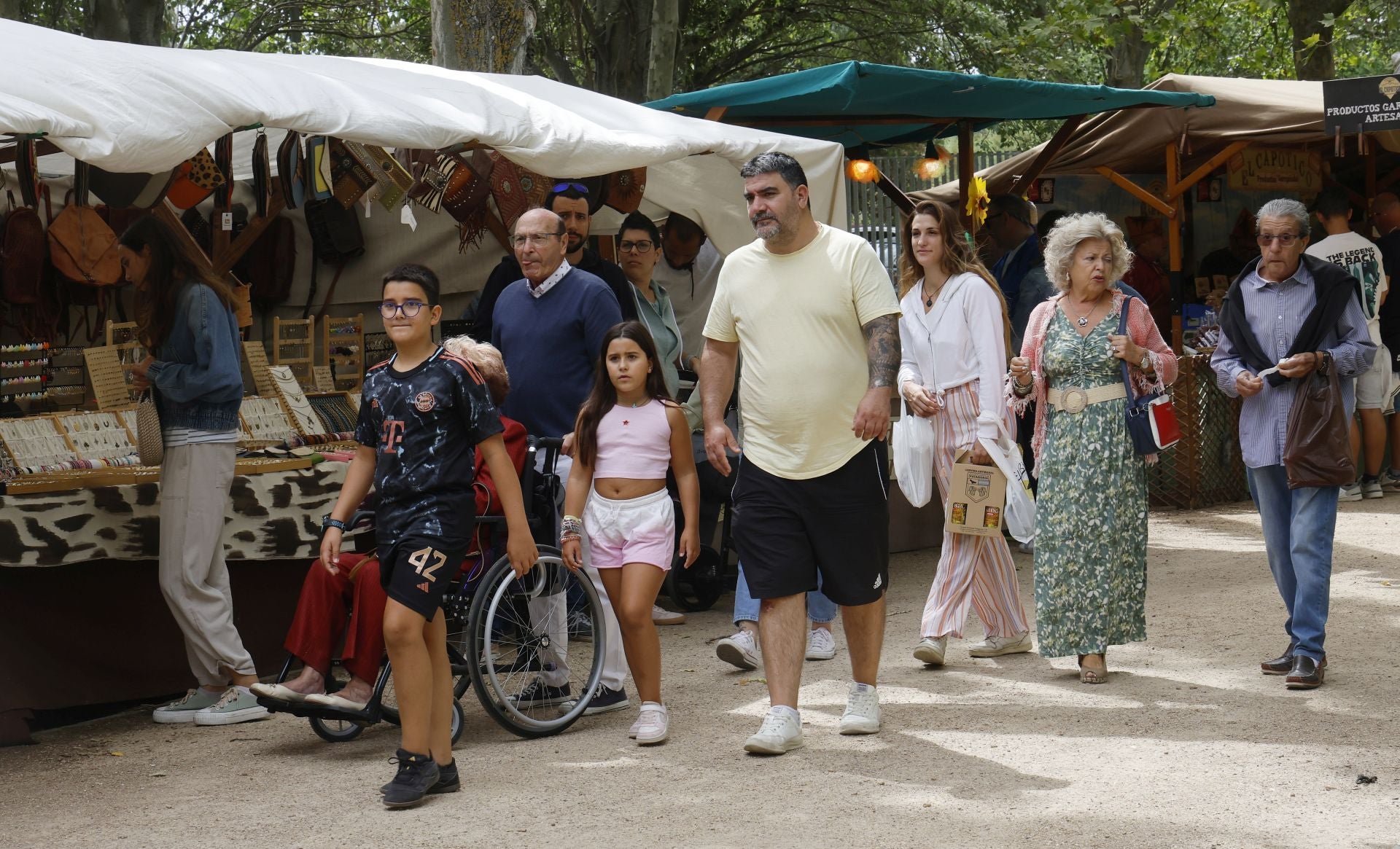 Desfile de malabaristas y artesanos medievales