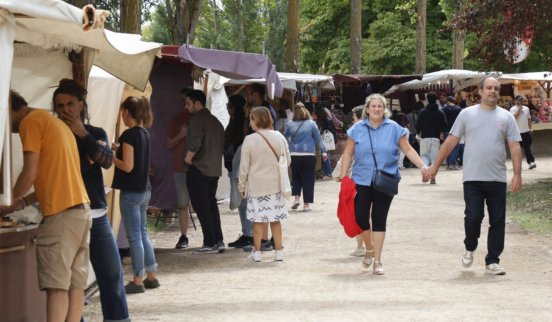 Desfile de malabaristas y artesanos medievales