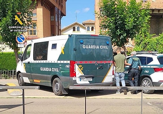El detenido, custodiado por un guardia civil.
