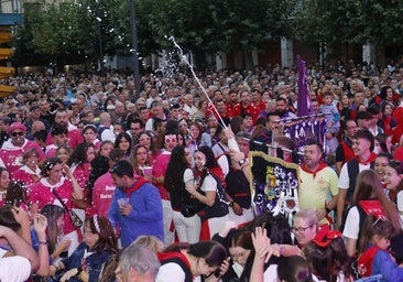 Las peñas desbordan la Plaza Mayor con su bullicio y colorido